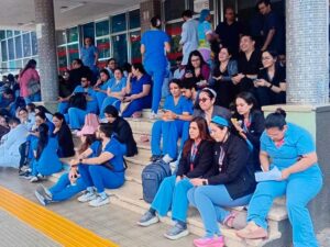 ¡No dan marcha atrás! En huelga continúan médicos por “incumplimiento de pago y despidos injustificados”