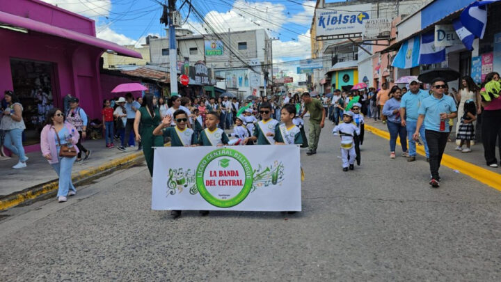 Desfiles escolares llenan de azul y blanco a Honduras