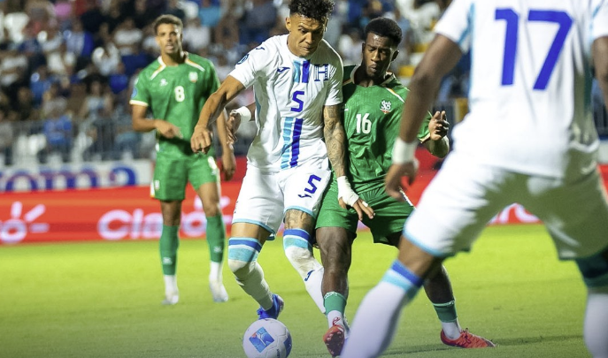 Bryan Róchez disputa el balón durante la derrota de Honduras ante Surinam