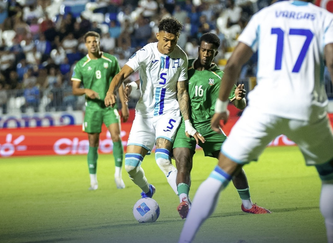 Bryan Róchez disputa el balón durante la derrota de Honduras ante Surinam