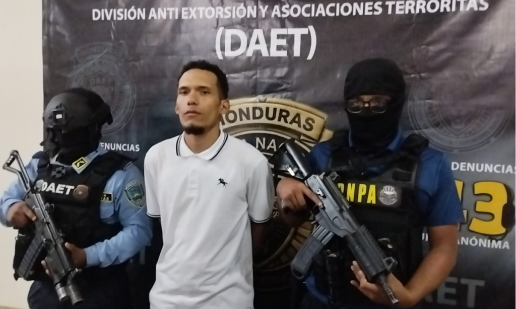 Policías durante operativo de captura en la colonia Smith de Comayagüela