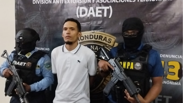 Policías durante operativo de captura en la colonia Smith de Comayagüela