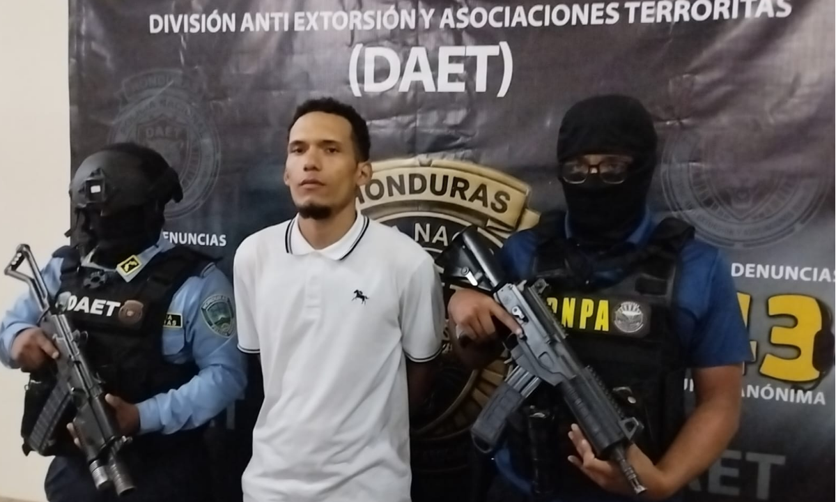 Policías durante operativo de captura en la colonia Smith de Comayagüela