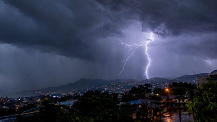 Lluvias con tormentas eléctricas afectarían varias zonas de Honduras este domingo.