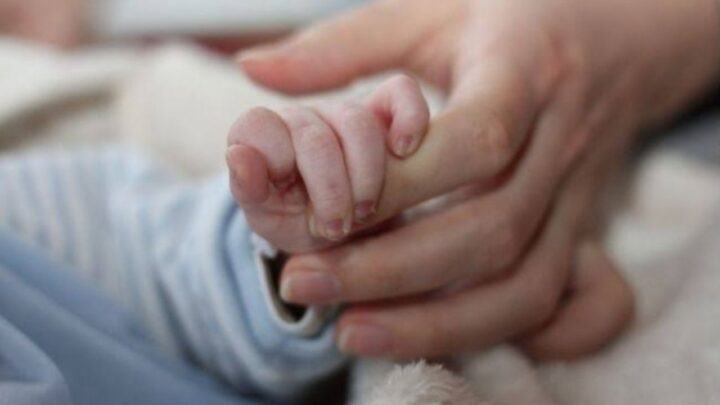 Personal médico atiende un caso de mucormicosis en un hospital de Honduras