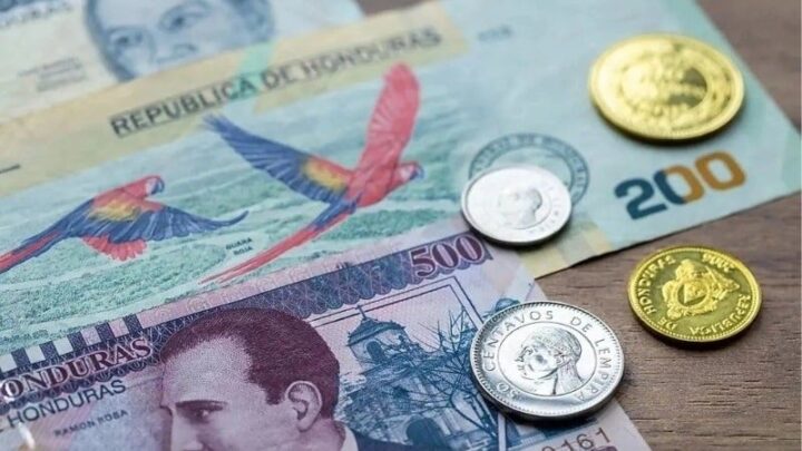 Billetes y calculadora para ilustrar el impacto del alza de la Tasa de Política Monetaria