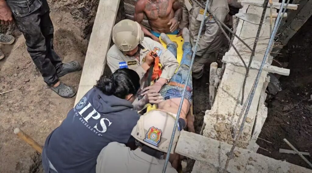 Bomberos rescatan a joven atrapado tras el colapso de un muro en Danlí
