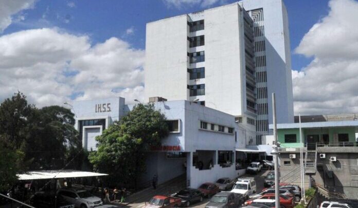 Personal médico atiende a pacientes en instalaciones del IHSS
