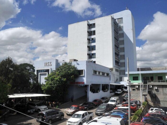 Personal médico atiende a pacientes en instalaciones del IHSS