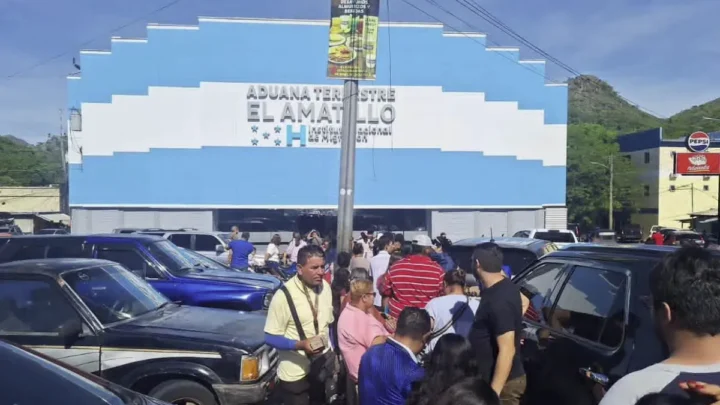 Viajeros hondureños cruzan hacia El Salvador durante la Semana Morazánica