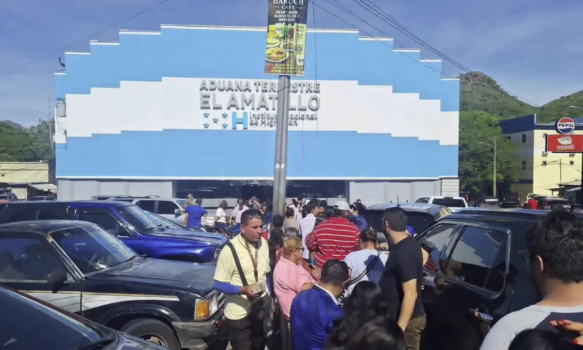 Viajeros hondureños cruzan hacia El Salvador durante la Semana Morazánica