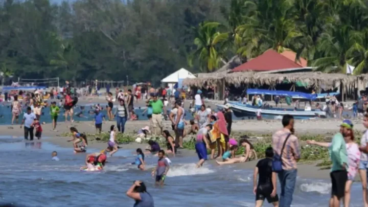 Turistas durante la Semana Morazánica en un destino de Honduras