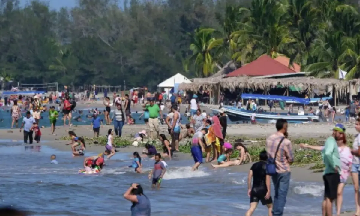 Turistas durante la Semana Morazánica en un destino de Honduras