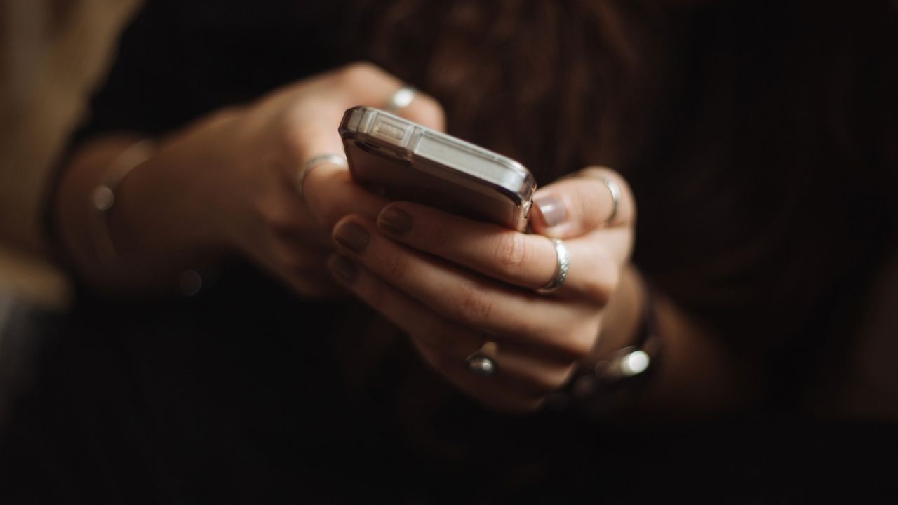Persona revisa mensajes de Telegram relacionados con una supuesta inversión en Cabval