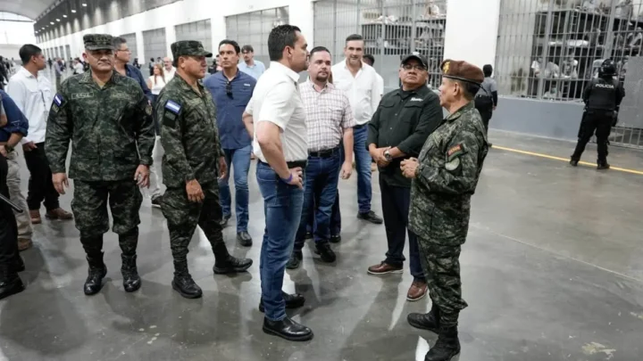 Delegación hondureña durante visita al CECOT en El Salvador para conocer su sistema penitenciario