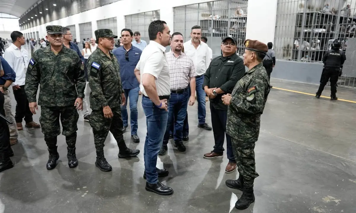 Delegación hondureña durante visita al CECOT en El Salvador para conocer su sistema penitenciario