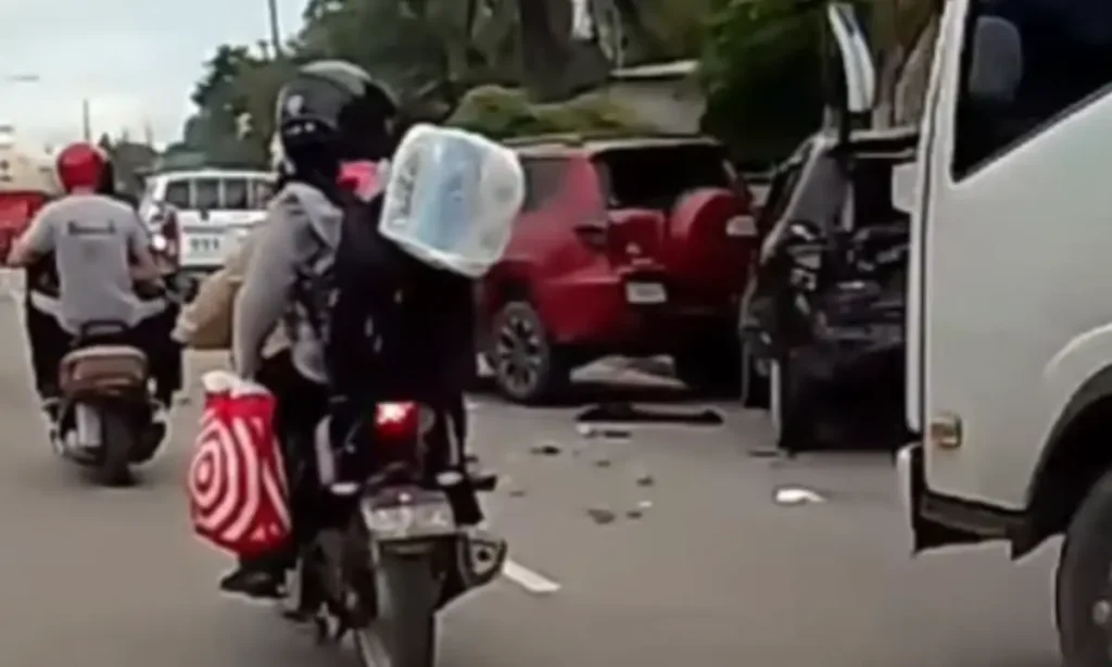 Camión cargado de frutas involucrado en una múltiple colisión en Puerto Cortés