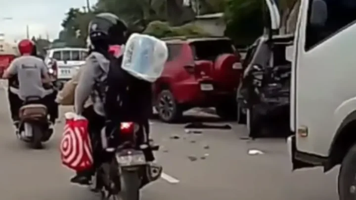 Camión cargado de frutas involucrado en una múltiple colisión en Puerto Cortés