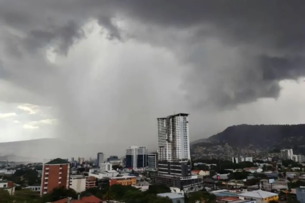 Mapa meteorológico de Honduras durante la transición hacia la temporada seca