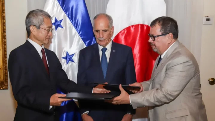Pozos y sistemas de riego solar beneficiarán cultivos en cuatro departamentos de Honduras