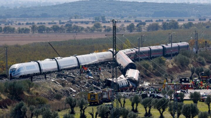 Lugar del choque de trenes de alta velocidad en Toledo, España